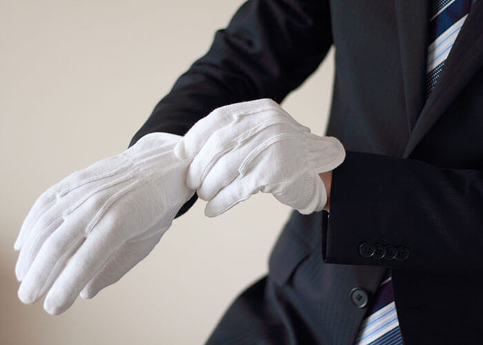手袋をつける男性